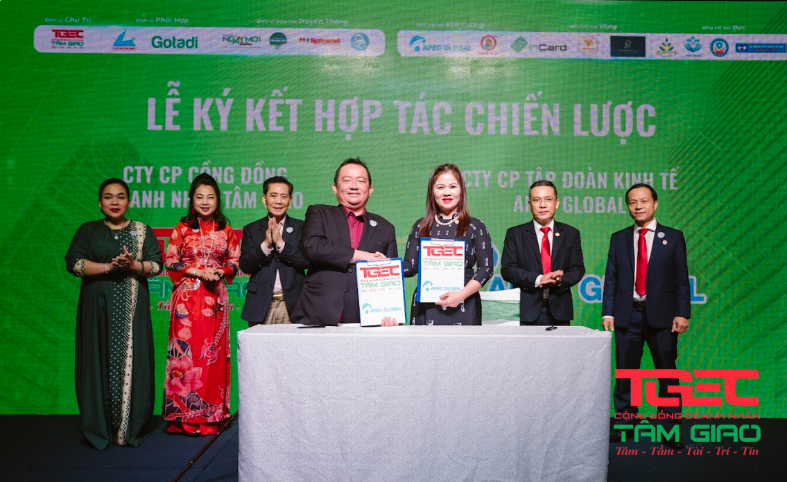 Chủ tịch TGEC Ls Kim Oanh ký kết hợp tác chiến lược với ông Nguyễn Ngọc Tùng – Giám đốc Công ty Cổ phần tập đoàn kinh tế APECGLOBAL. 