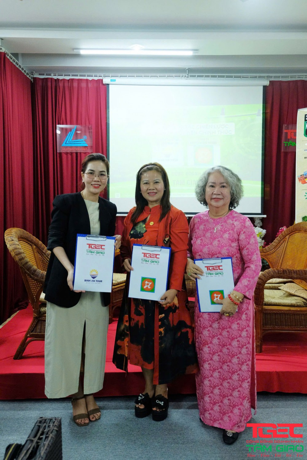 Khoảnh khắc ghi dấu cột mốc hợp tác chính thức giữa TGEC – Hương Thanh – An Bình Tour tại sự kiện 17/5