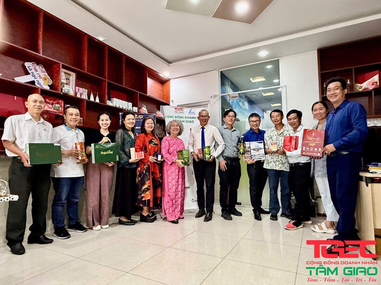  Doanh nhân TGEC giới thiệu và giao lưu tặng sản phẩm trong không gian kết nối thân tình