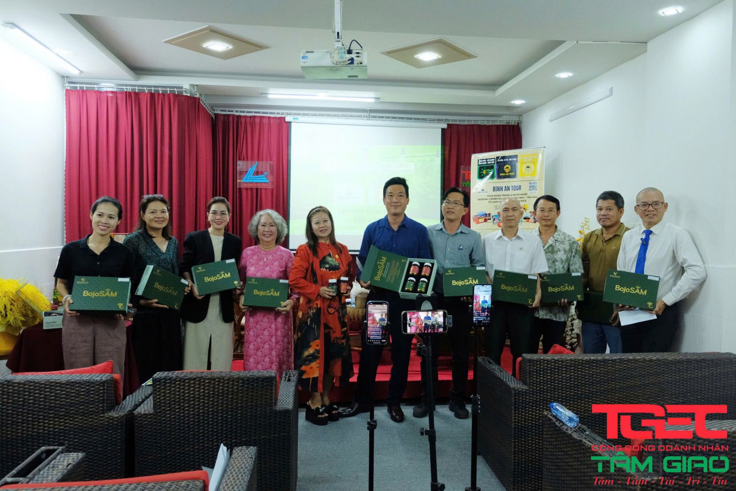 Hội viên Cộng đồng Doanh nhân Tâm Giao (TGEC) vinh dự nhận phần quà sức khỏe từ Công ty Sâm Dược Anh Thể trong chương trình giao lưu ngày 17/5