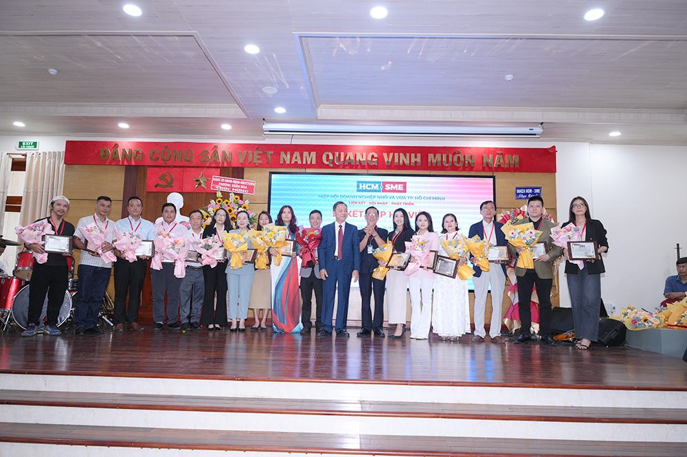 ls Nguyen Thi Kim Oanh vinh du nhan giay chung nhan hoi vien SME