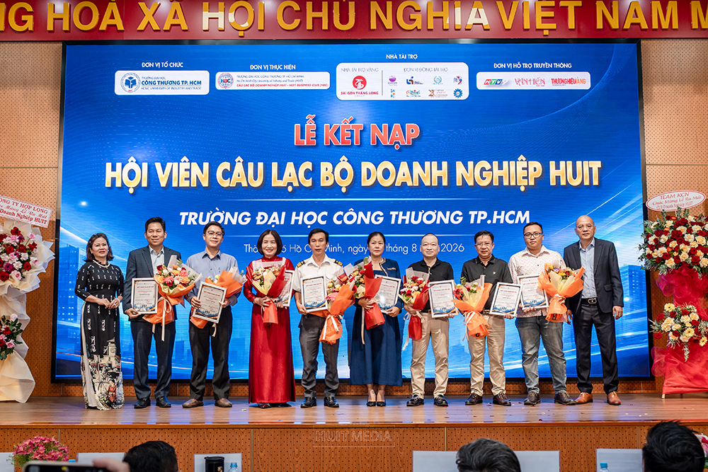 Ls Nguyen Thi Kim Oanh trao giay chung nhan cho hoi vien moi